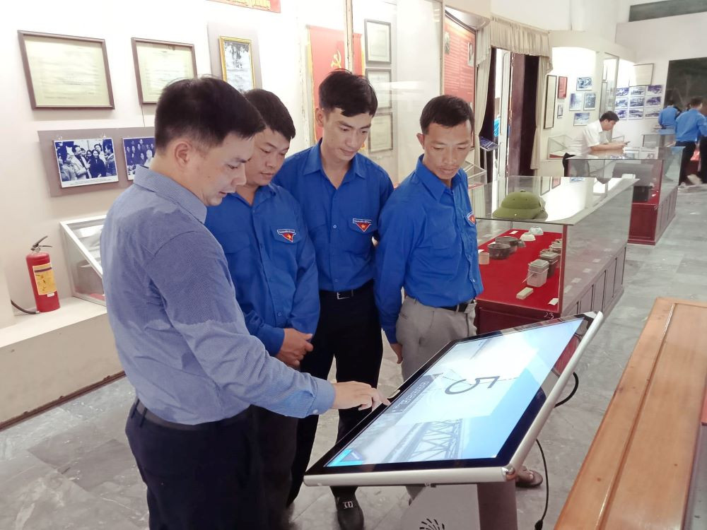 Chỉ với những nút bấm trên màn hình cảm ứng, du khách có thể khám phá, nắm được tất cả thông tin về Khu di tích Ngã ba Đồng Lộc ở Hà Tĩnh.
